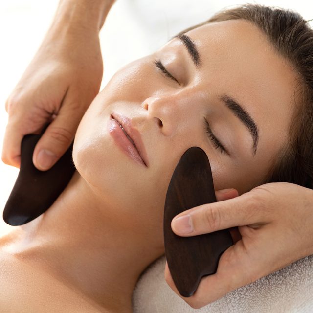 https://www.sandra-pereira.com/wp-content/uploads/2019/11/gua-sha-640x640.jpg